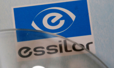 ESSILORLUXOTTICA AFFICHE DES VENTES SOLIDES AVANT UNE AG À RISQUE
