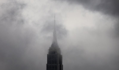 L'Empire State Building est couvert de brouillard par une matinée pluvieuse, vu depuis Hoboken, dans le New Jersey
