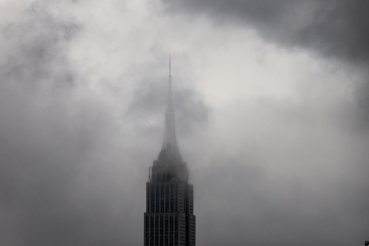 L'Empire State Building est couvert de brouillard par une matinée pluvieuse, vu depuis Hoboken, dans le New Jersey