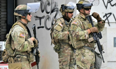 Des membres de la Guarde nationale à Los Angeles, en Californie, le 8 juin 2025 ( AFP / Frederic J. Brown )