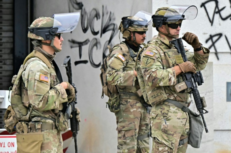 Des membres de la Guarde nationale à Los Angeles, en Californie, le 8 juin 2025 ( AFP / Frederic J. Brown )