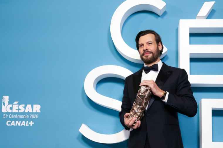 L'acteur français Laurent Lafitte pose avec son César du meilleur acteur lors de la 51ème cérémonie des César, le 26 février 2026 à Paris ( AFP / ALAIN JOCARD )