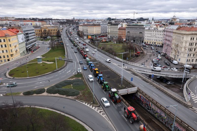Des agriculteurs conduisent des tracteurs lors d'une manifestation à Prague, en République tchèque