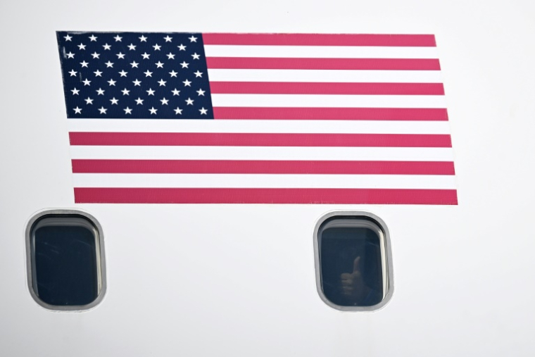 Un migrant vénézuélien expulsé des États-Unis fait un signe de pouce levé depuis les fenêtres d'un avion à son arrivée à l’aéroport international Simon Bolivar, à Maiquetia, au Venezuela, le 16 janvier 2026 ( AFP / Federico PARRA )