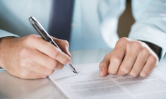 Avant de signer un contrat de prêt, vous avez tout intérêt à bien négocier les conditions dans lesquelles vous réaliserez vos opérations de banque au quotidien. (© Fotolia)