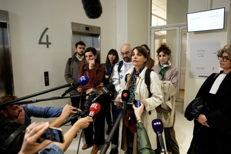 La mère d'une victime s'adresse à la presse au nom des autres familles de victimes avant le procès pour agression sexuelle d'un animateur d'une école parisienne, au tribunal de Paris, le 5 mai 2026 ( AFP / Kenzo TRIBOUILLARD )