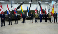 Le secrétaire britannique à la Défense Ben Wallace, et d'autres représentants de l'OTAN posent pour une photo à la base militaire de Tapa, en Estonie