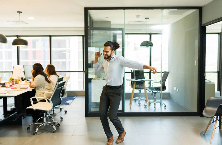 (Crédits photo : Adobe Stock - Homme fêtant au bureau sa promotion salariale)
