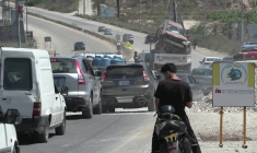 Des Libanais traversent un pont stratégique pour fuir le sud du pays