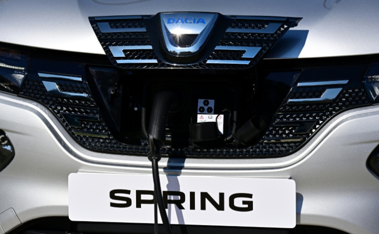 Une citadine électrique Dacia Spring exposée au Salon international de l'automobile (IAA), le 8 septembre 2021 à Munich, en Allemagne ( AFP / Tobias SCHWARZ )