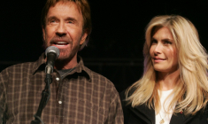 Chuck Norris et son épouse Gena O'Kelley à Des Moines, aux Etats-Unis, le 1er janvier 2008. ( AFP / SAUL LOEB )