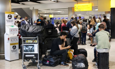 Des voyageurs attendent près de la zone d'enregistrement de British Airways à l'aéroport d'Heathrow