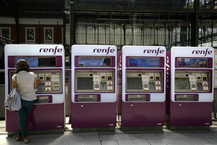 Achat de billets Renfe en gare Principe Pio à Madrid ( AFP / GABRIEL BOUYS )