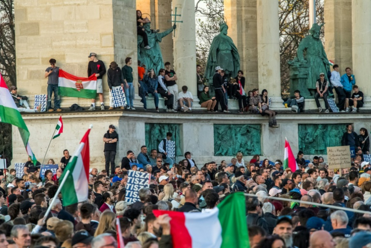 Des personnes assistent à un meeting de campagne organisé par le parti hongrois Tisza à Budapest, le 15 mars 2026 ( AFP / Ferenc ISZA )