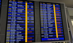 Ecran montrant des vols annulés à l'aéroport de Hong Kong à cause d'une alerte au typhon, le 19 juillet 2025 ( AFP / Dene-Hern CHEN )