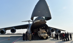 Un avion décahrge du matériel militaire américain à Kiev, le 15 mars 2015. (illustration) ( AFP / SERGEI SUPINSKY )