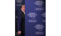Le président américain Donald Trump quitte une conférence de presse lors du 50e Forum économique mondial (WEF) à Davos