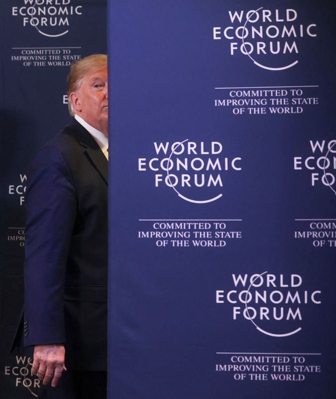 Le président américain Donald Trump quitte une conférence de presse lors du 50e Forum économique mondial (WEF) à Davos