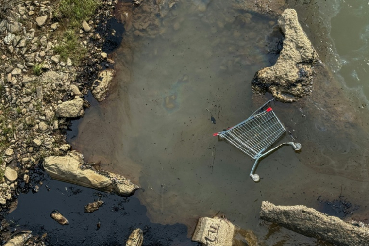 Une rivière polluée par une marée noire, après l'attaque de drones ukrainiens contre une raffinerie de pétrole à Touapsé, dans le sud de la Russie, le 29 avril 2026 ( AFP / STRINGER )