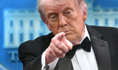 Des dirigeants du monde entier ont exprimé leur stupeur après l'attaque samedi soir lors du gala de la presse à Washington, auquel assistait le président américain Donald Trump ( AFP / Mandel NGAN )