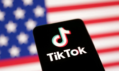 L'illustration montre le drapeau américain et le logo de TikTok