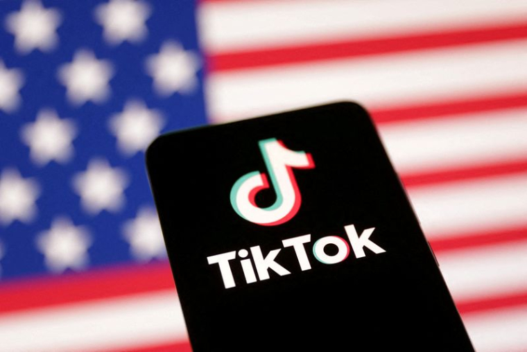 L'illustration montre le drapeau américain et le logo de TikTok