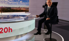 Le Premier ministre François Bayrou pose sur le plateau de télévision avant une interview au journal télévisé du soir de France 2, à Paris le 4 septembre 2025 ( AFP / Ludovic MARIN )