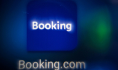 Logo de la plateforme de réservation en ligne Booking.com sur l'écran d'une tablette ( AFP / Kirill KUDRYAVTSEV )