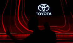 Un homme passe devant le logo Toyota lors d'un événement de lancement à Mumbai