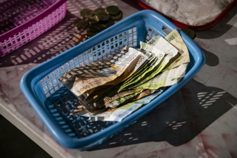 Un panier contenant de l'argent pendant une partie de bingo sur le parking d'un centre commercial désaffecté dans le quartier de Rivière-Salée à Nouméa, en Nouvelle-Calédonie, le 8 mai 2025 ( AFP / Delphine MAYEUR )