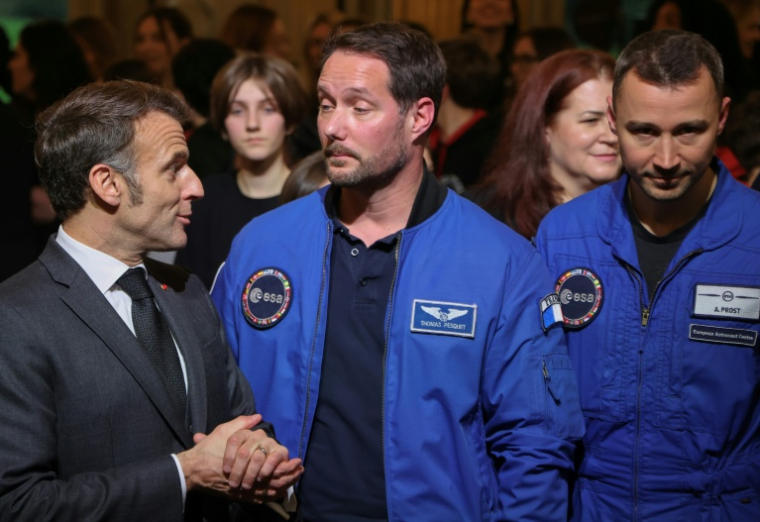 Le président français Emmanuel Macron (à gauche) s'entretient avec l'astronaute français de l'ESA (Agence spatiale européenne) Thomas Pesquet (2e à droite), aux côtés de l'astronaute français Arnaud Prost (à droite), à l'issue d'une visioconférence avec l'astronaute française Sophie Adenot avant son départ pour la Station spatiale internationale, à l'Élysée, à Paris, le 5 février 2026 ( POOL / Ludovic MARIN )
