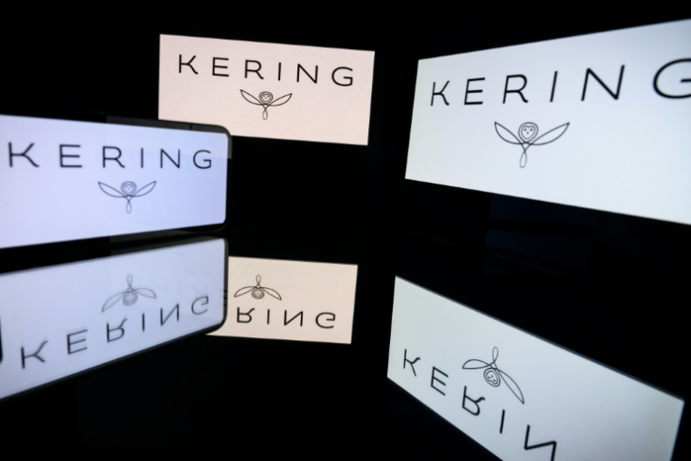 Logo du groupe français de luxe Kering, photo prise à Toulouse, le 31 mars 2026 ( AFP / Lionel BONAVENTURE )