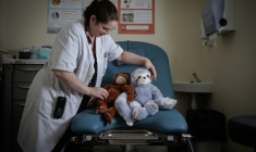 Céline Cazaux, infirmière, dispose des peluches sur une table d'examens gynécologiques de l'unité d'accueil pour enfants en Danger (Uaped) installée dans le centre hospitalier sud francilien (CHSF) à Corbeil-Essonnes, près de Paris, le 30 juin 2026 ( AFP / Simon WOHLFAHRT )