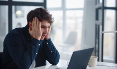 Dans le monde des investissements, les épargnants doivent être vigilants face aux arnaques ingénieuses qui visent à tromper aussi bien les novices que les investisseurs expérimentés. (Crédit photo : Shutterstock)