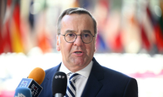 Le ministre allemand de la Défense, Boris Pistorius, fait une déclaration à son arrivée à une réunion du Conseil de défense au siège de l'UE à Bruxelles, le 20 mai 2025 ( AFP / JOHN THYS )