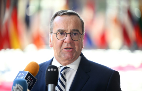 Le ministre allemand de la Défense, Boris Pistorius, fait une déclaration à son arrivée à une réunion du Conseil de défense au siège de l'UE à Bruxelles, le 20 mai 2025 ( AFP / JOHN THYS )