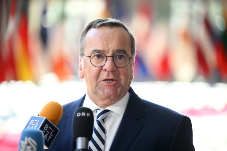 Le ministre allemand de la Défense, Boris Pistorius, fait une déclaration à son arrivée à une réunion du Conseil de défense au siège de l'UE à Bruxelles, le 20 mai 2025 ( AFP / JOHN THYS )