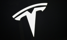 Le groupe américain Tesla, spécialiste des véhicules électriques, a subi une chute de 37% de son bénéfice net au troisième trimestre à 1,37 milliard de dollars, plombé par une hausse des dépenses opérationnelles et par les droits de douane ( AFP / Hector RETAMAL )