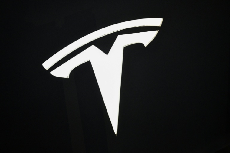 Le groupe américain Tesla, spécialiste des véhicules électriques, a subi une chute de 37% de son bénéfice net au troisième trimestre à 1,37 milliard de dollars, plombé par une hausse des dépenses opérationnelles et par les droits de douane ( AFP / Hector RETAMAL )