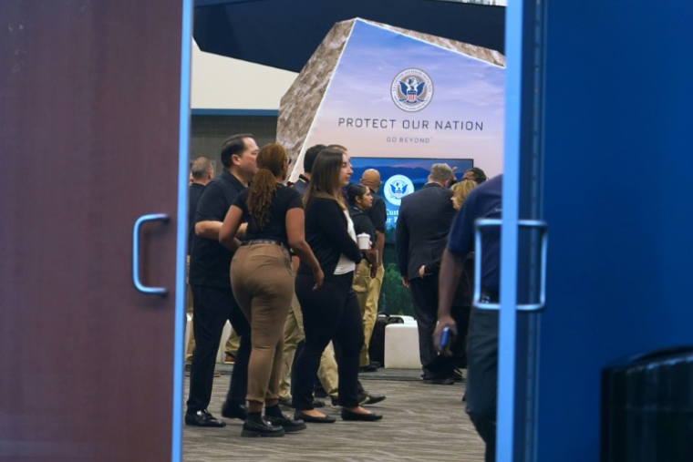 Des participants à un événement organisé par le ministère américain de la Sécurité intérieure, où la police de l'immigration (ICE) recrute, à Provo, dans l'Utah, le 15 septembre 2025 ( AFP / GEORGE FREY )