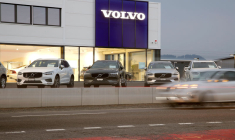 LA GUERRE COMMERCIALE CONDUIT VOLVO CARS À RÉDUIRE SES COÛTS