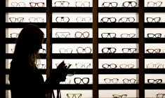 Des lunettes fabriquées par EssilorLuxottica sont présentées dans leur espace d'exposition au SILMO à Villepinte, près de Paris