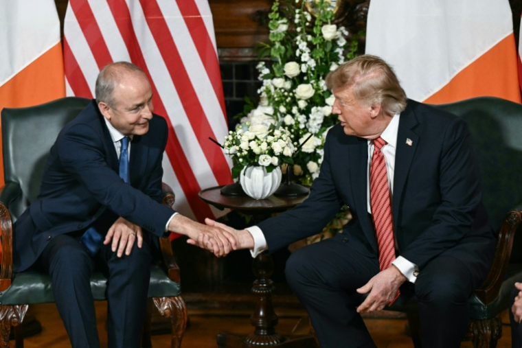 ドナルド・トランプ米大統領（民主党）とアイルランドのマイケル・マーティン首相、2026年9月12日、ダブリン（AFP/ブレンダン・スミロウスキー）