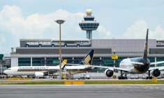 Le retour à la normale de l'approvisionnement en kérosène du secteur aérien et une décrue des prix des hydrocarbures prendront "plusieurs mois", même en cas de réouverture durable du détroit d'Ormuz, selon le directeur général de l'Iata, principale association mondiale de compagnies aériennes ( AFP / Roslan RAHMAN )