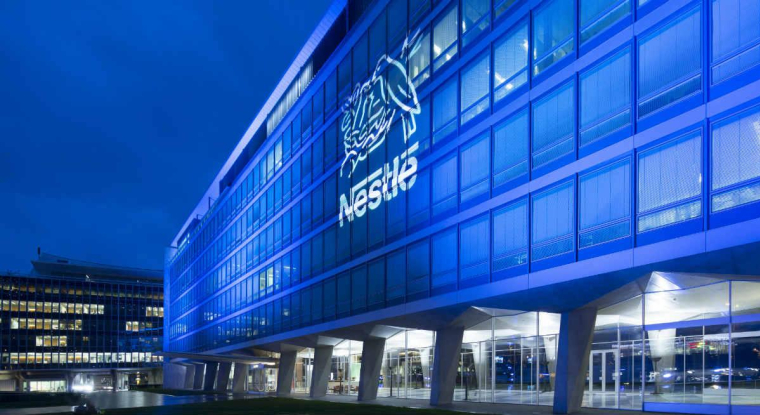 Le titre du géant suisse de l'alimentation gagne 3% sur un an. (© Nestlé)