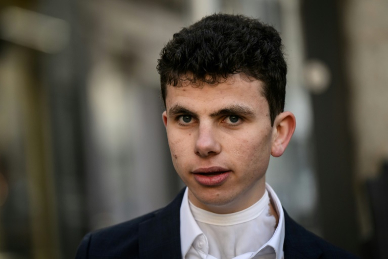 Theo Grataloup à la sortie du tribunal de Vienne, le jour du procès du groupe allemand Bayer, le 3 avril 2025 ( AFP / JEFF PACHOUD )