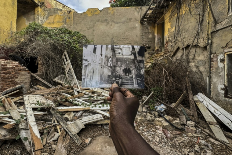 Photo non datée du bâtiment Maurel et Prom, construit entre 1822 et 1825 et utilisé pour détenir des esclaves, placée devant son emplacement actuel à Saint-Louis, le 28 juillet 2026 ( AFP / PATRICK MEINHARDT )