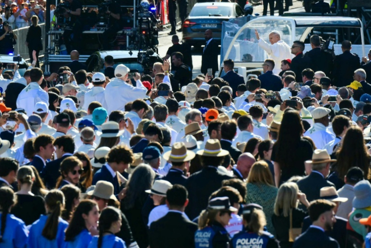 Le pape Léon XIV arrive pour célébrer une gigantesque messe de plein air dans le centre de Madrid, le 7 juin 2026  ( AFP / Stefano RELLANDINI )