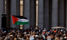 Un drapeau palestinien brandit dans une foule à Rome