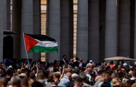 Un drapeau palestinien brandit dans une foule à Rome